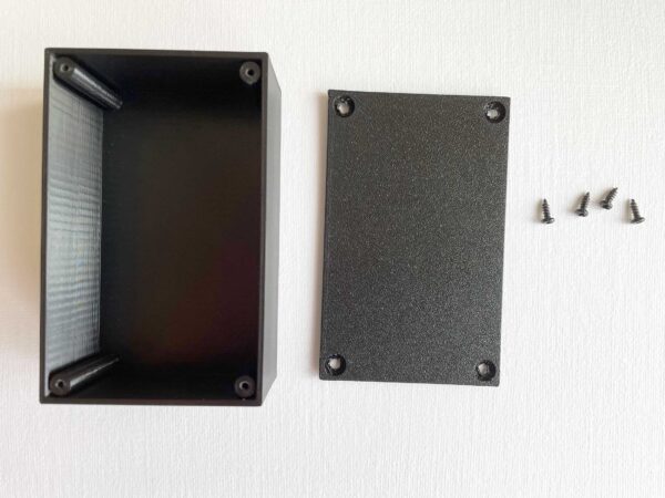 Gehäuse offen mit Deckel und Schrauben 80x50x30