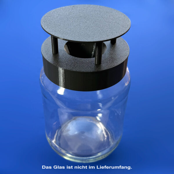 Wespenfalle mit Glas blauer Hintergrund